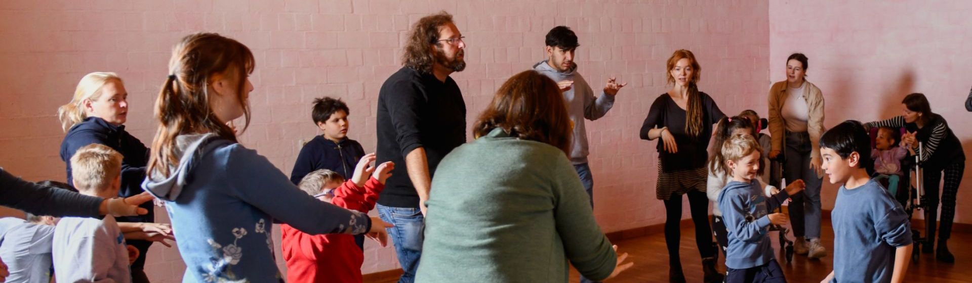 BetreuerInnen mit Kindern beim Tanz