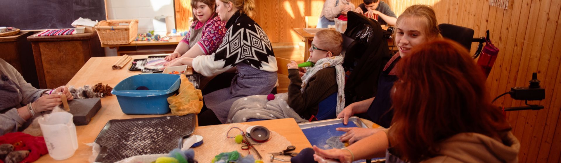 Kinder und BetreuerInnen beim Malen